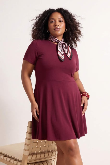 Trendyol Curve Dam Vinröd Enfärgad Kort / Mini Kort Skater Plus size Klänning - Image 1