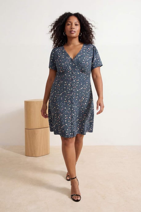 Trendyol Curve Dam Mörkblå Blommig Kort / Mini Kort Casual Skater Plus size Klänning - Image 1