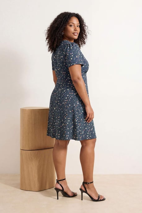 Trendyol Curve Dam Mörkblå Blommig Kort / Mini Kort Casual Skater Plus size Klänning - Image 3