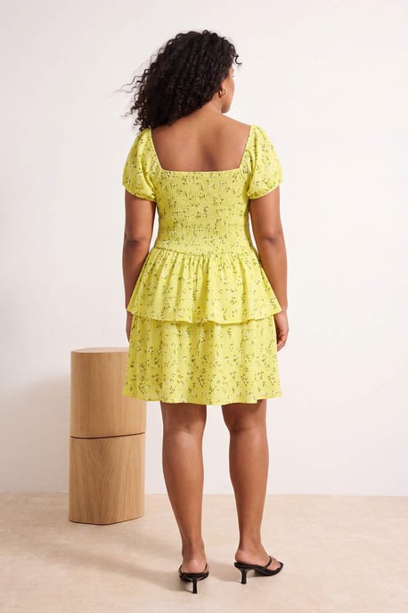 Trendyol Curve Dam Gul Blommig Kort / Mini Kort A-linje Plus size Klänning - Image 3