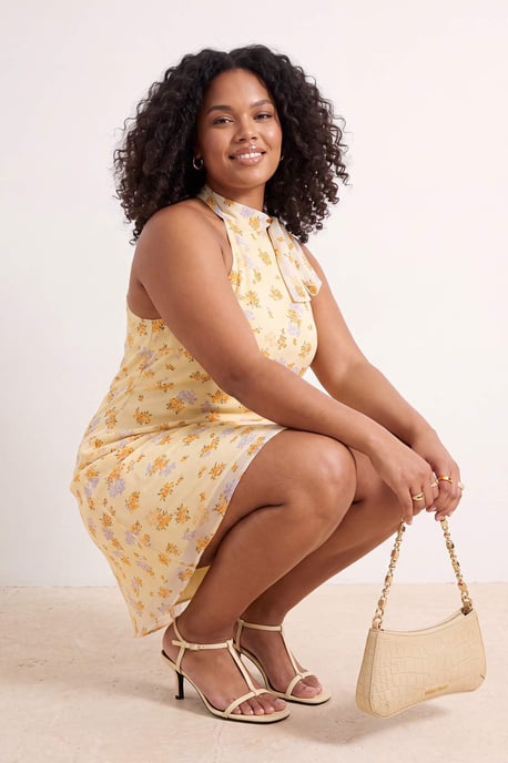 Trendyol Curve Dam Gul Blommig Kort / Mini Ärmlös A-linje Plus size Klänning - Image 1