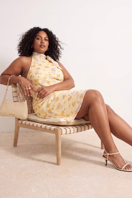 Trendyol Curve Dam Gul Blommig Kort / Mini Ärmlös A-linje Plus size Klänning - Image 2