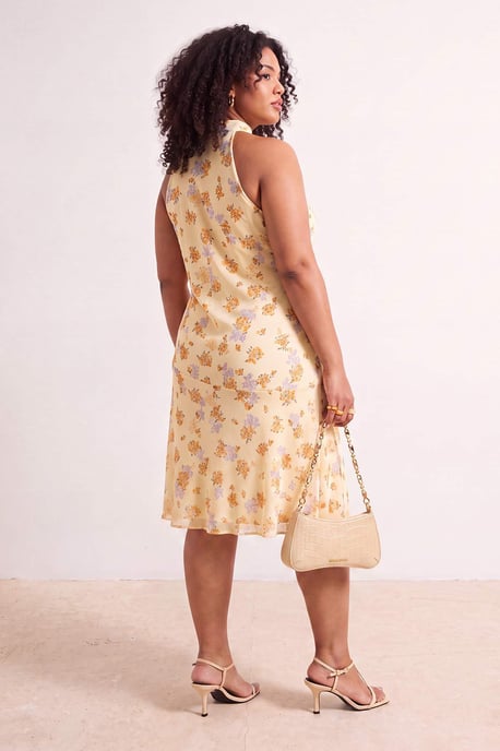 Trendyol Curve Dam Gul Blommig Kort / Mini Ärmlös A-linje Plus size Klänning - Image 3