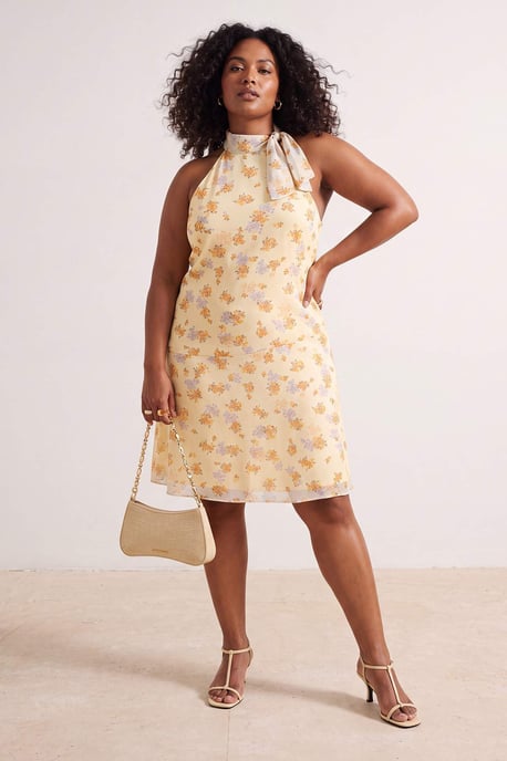 Trendyol Curve Dam Gul Blommig Kort / Mini Ärmlös A-linje Plus size Klänning - Image 6