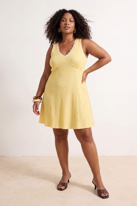 Trendyol Curve Dam Gul Enfärgad Kort / Mini Ärmlös A-linje Plus size Klänning - Image 2