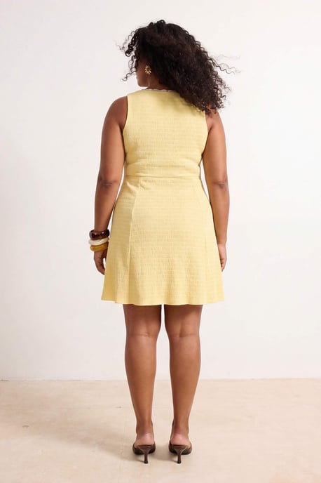 Trendyol Curve Dam Gul Enfärgad Kort / Mini Ärmlös A-linje Plus size Klänning - Image 3