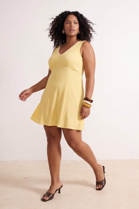 Trendyol Curve Dam Gul Enfärgad Kort / Mini Ärmlös A-linje Plus size Klänning - Image 6