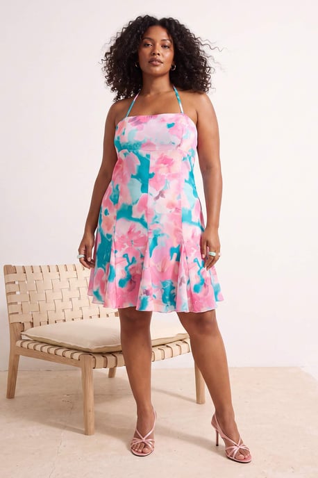 Trendyol Curve Dam Rosa Grafiskt Kort / Mini Ärmlös Skater Plus size Klänning - Image 1