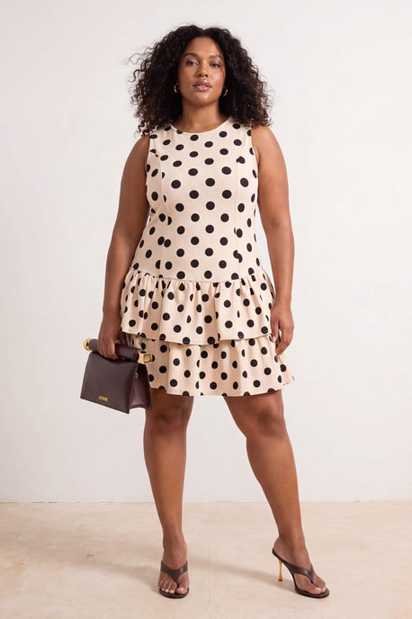 Trendyol Curve Dam Ecru Prickig Kort / Mini Ärmlös Skater Plus size Klänning - Image 2