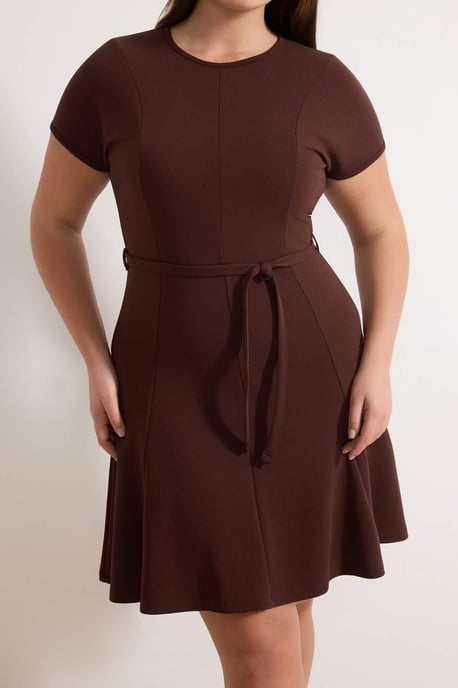Trendyol Curve Dam Brun Enfärgad Kort / Mini Kort Casual Skater Plus size Klänning - Image 2