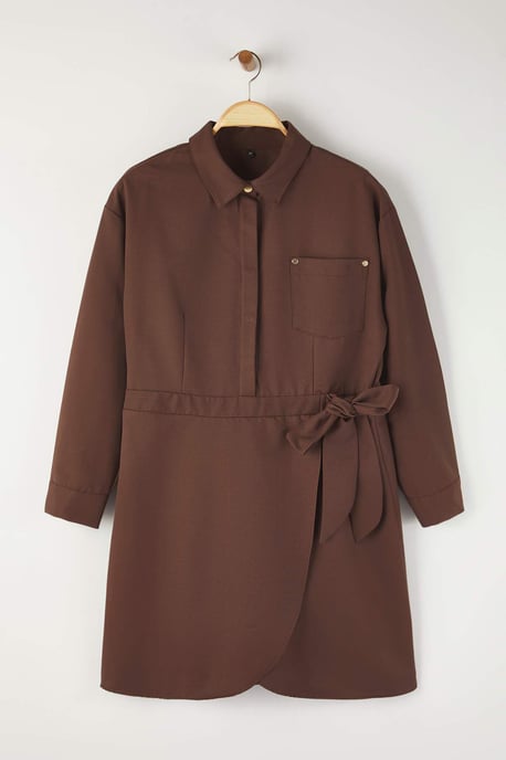 Trendyol Curve Dam Brun Enfärgad Kort / Mini Lång Casual Dubbelknäppt Plus size Klänning - Image 4