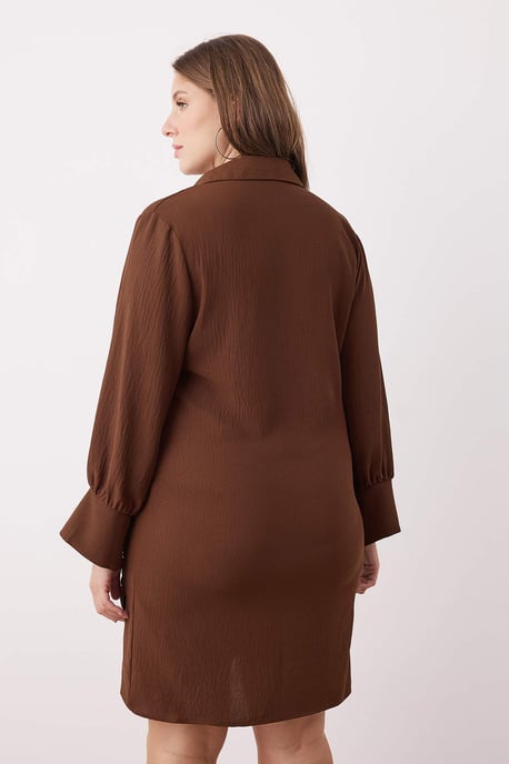 Trendyol Curve Dam Brun Enfärgad Kort / Mini Lång Casual Dubbelknäppt Plus size Klänning - Image 3