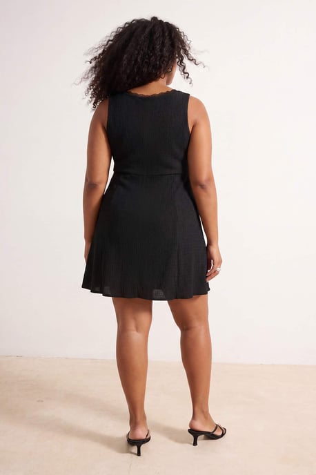 Trendyol Curve Dam Svart Enfärgad Kort / Mini Ärmlös A-linje Plus size Klänning - Image 2