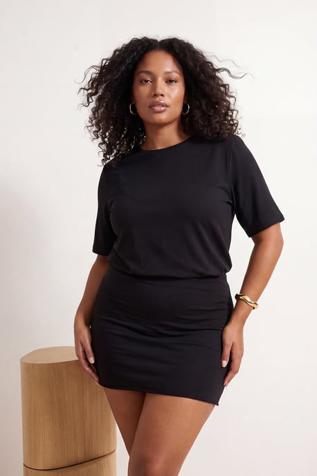 Trendyol Curve Dam Svart Enfärgad Kort / Mini Kort Casual Bodycon Plus size Klänning - Image 3
