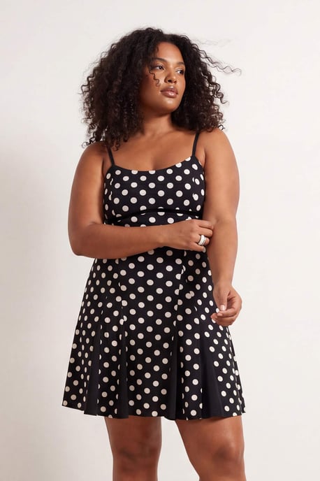 Trendyol Curve Dam Svart Prickig Kort / Mini Ärmlös Skater Plus size Klänning - Image 6