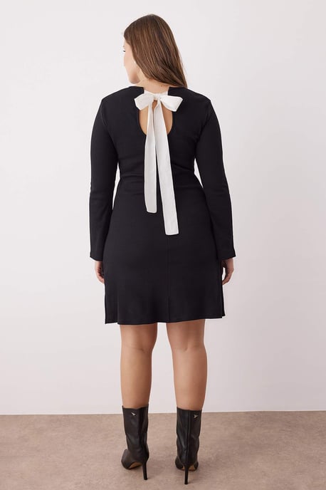 Trendyol Curve Dam Svart Enfärgad Kort / Mini Lång Casual A-linje Plus size Klänning - Image 3