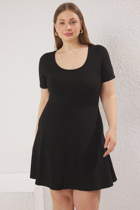 Trendyol Curve Dam Svart Enfärgad Kort / Mini Kort Casual Skater Plus size Klänning - Image 2