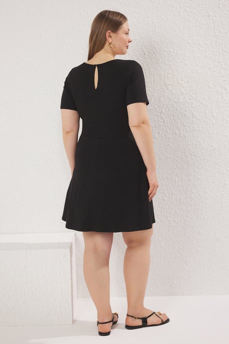 Trendyol Curve Dam Svart Enfärgad Kort / Mini Kort Casual Skater Plus size Klänning - Image 5