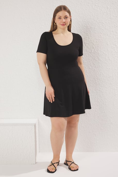 Trendyol Curve Dam Svart Enfärgad Kort / Mini Kort Casual Skater Plus size Klänning - Image 6
