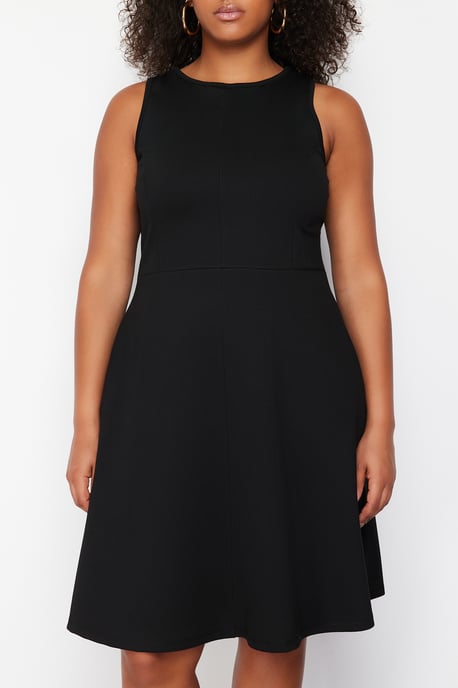 Trendyol Curve Dam Svart Enfärgad Kort / Mini Ärmlös Casual Skater Plus size Klänning - Image 3