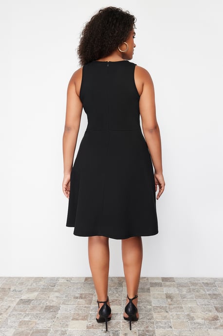 Trendyol Curve Dam Svart Enfärgad Kort / Mini Ärmlös Casual Skater Plus size Klänning - Image 5