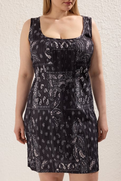 Trendyol Curve Dam Svart Etniskt mönster Kort / Mini Ärmlös Casual Rak Plus size Klänning - Image 2