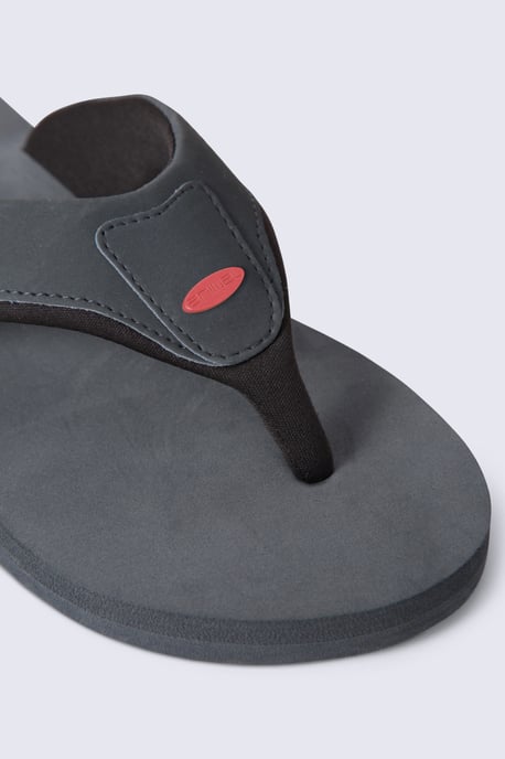 'Jekyl' Men's Flip Flops Lightweight Slip-on Sandals with Soft Padded Upper Straps - Image 4