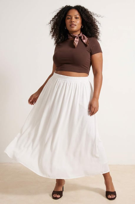 Trendyol Curve Dam Vit Enfärgad Maxi Plus size Kjolar - Image 1