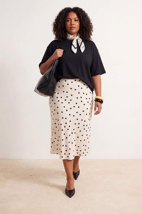 Trendyol Curve Dam Vit Prickig Midi Plus size Kjolar - Image 1