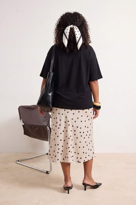Trendyol Curve Dam Vit Prickig Midi Plus size Kjolar - Image 2