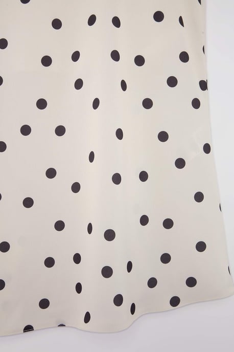 Trendyol Curve Dam Vit Prickig Midi Plus size Kjolar - Image 4