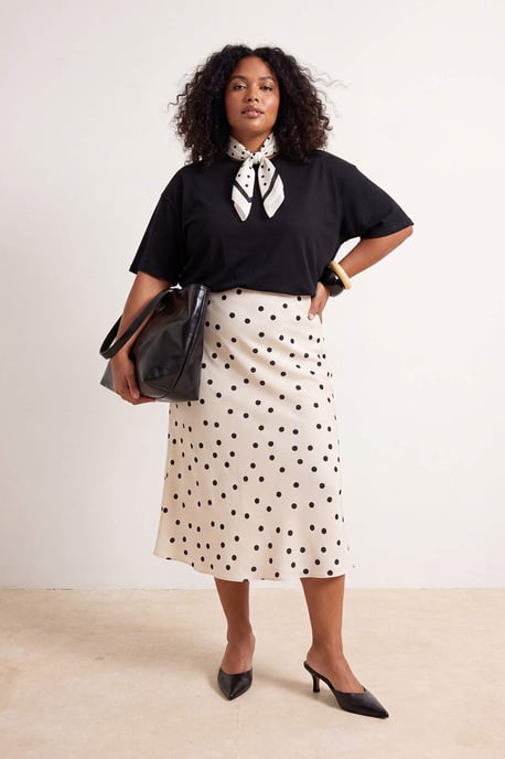 Trendyol Curve Dam Vit Prickig Midi Plus size Kjolar - Image 6
