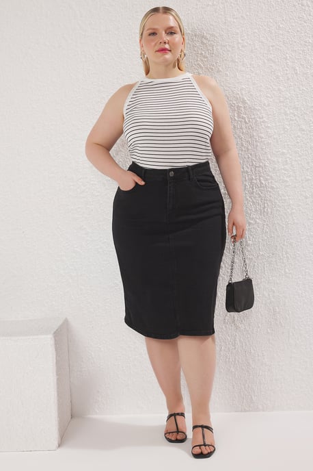 Trendyol Curve Dam Svart Enfärgad Kort / Mini Penn kjol Penn kjol Plus size Kjolar - Image 1