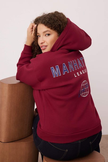 Trendyol Curve Dam Vinröd Slogan Lång Relaxed fit Plus size Sweatshirts - Image 6
