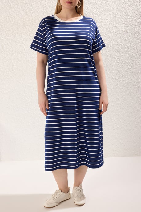 Trendyol Curve Dam Mörkblå Randig Midi Kort Casual T-shirt Klänning Plus size Klänning - Image 2