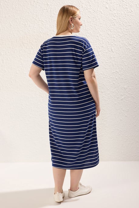 Trendyol Curve Dam Mörkblå Randig Midi Kort Casual T-shirt Klänning Plus size Klänning - Image 4