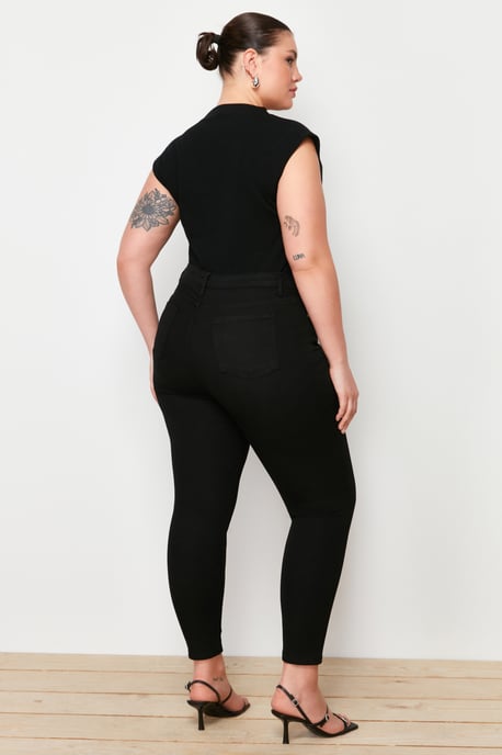 Trendyol Curve Dam Svart Enfärgad Skinny Hög midja Plus size Jeans - Image 5