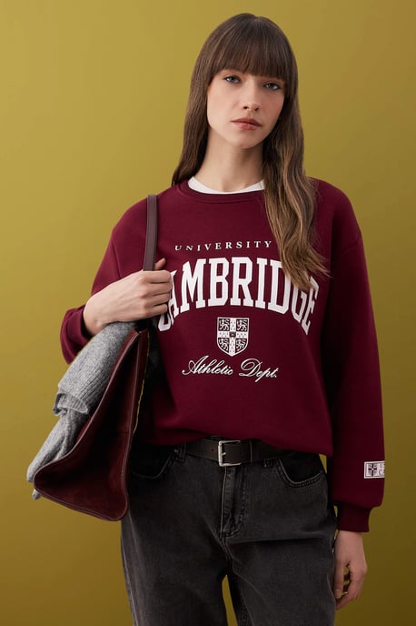 TRENDYOLMİLLA Dam Vinröd Slogan Lång Oversize Sweatshirts - Image 1
