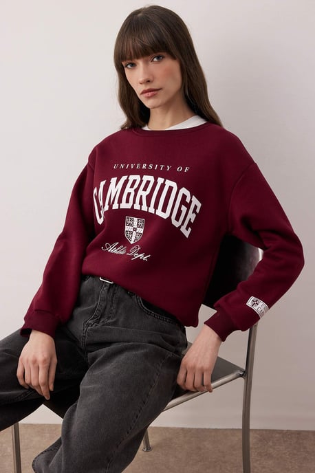 TRENDYOLMİLLA Dam Vinröd Slogan Lång Oversize Sweatshirts - Image 2
