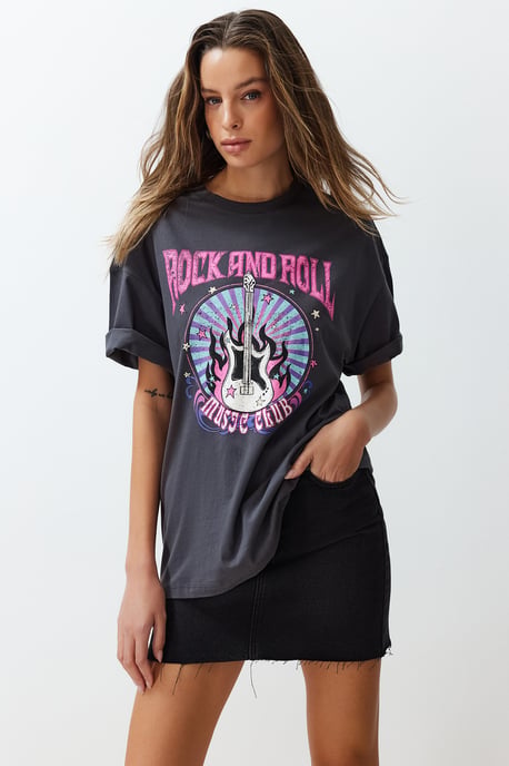 TRENDYOLMİLLA Women's Gray Graphic Short Oversize T-Shirts - Image 1