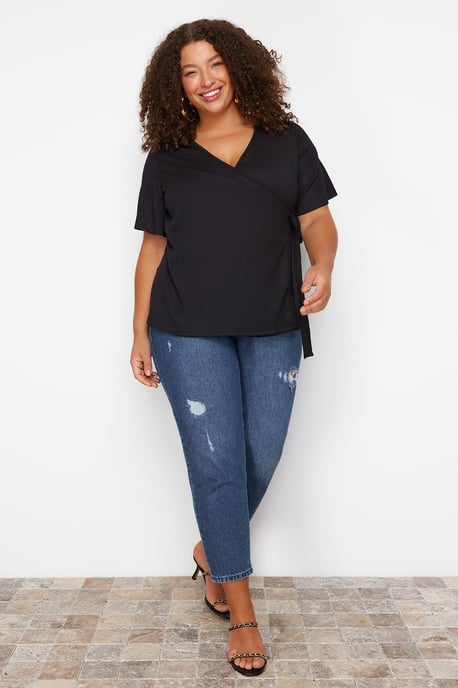 Trendyol Curve Dames Zwart Effen Kort Getailleerd Grote maten Blouses - Image 2