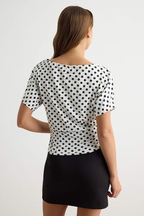 TRENDYOLMİLLA Dames Ecru Stippen Kort Getailleerd Blouses - Image 3