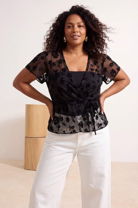Trendyol Curve Dames Zwart Bloemen Kort Getailleerd Grote maten Blouses - Image 6