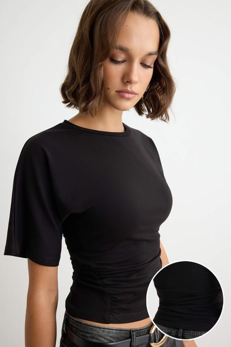 TRENDYOLMİLLA Dames Zwart Effen Kort Regular fit T-shirts - Image 1