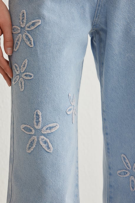 TRENDYOLMİLLA Dames Donkerblauw Bloemen Wijde pijp Hoge taille Jeans - Image 3