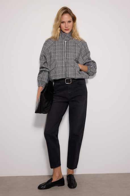 TRENDYOLMİLLA Women's Black Plain Mom High Waist Jeans - Image 1