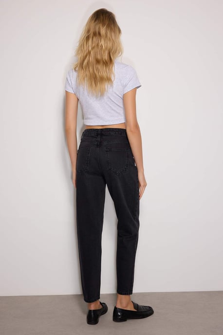 TRENDYOLMİLLA Women's Black Plain Mom High Waist Jeans - Image 3