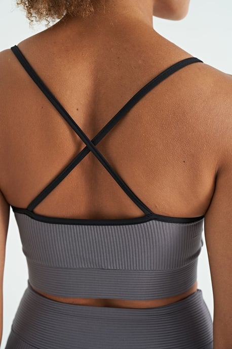 Getailleerde mouwloze crop-sporttop - Image 6