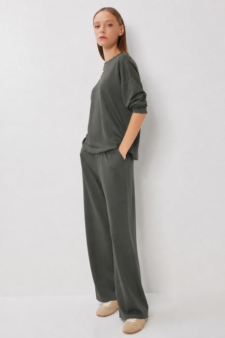 Tweedelige set met wijde pijpen en blouse met ronde hals - Image 3