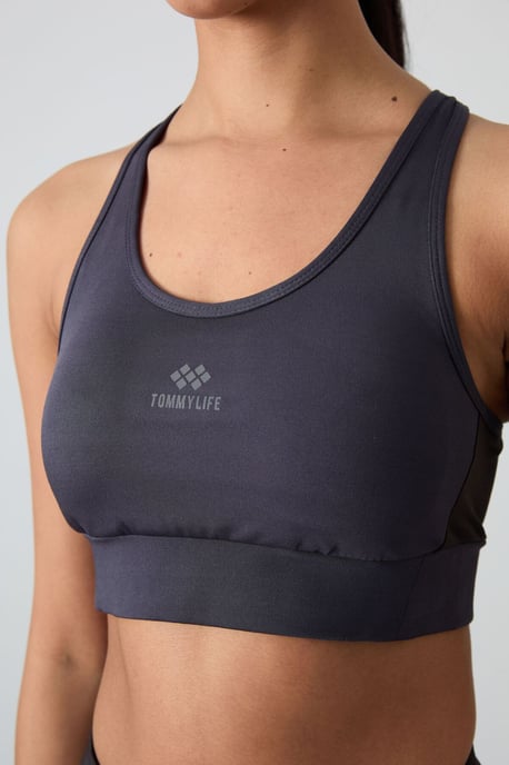 Fitted Sleeveless Crop Sports Top - Image 3